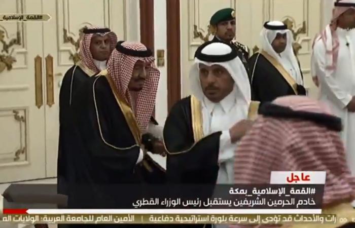 بالصور.. استقبال العاهل السعودي لرئيس الوزراء القطري بالقمة الإسلامية