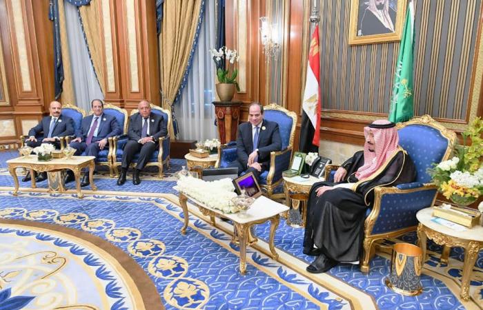 الملك سلمان يلتقي الرئيس السيسي ..على هامش القمة الإسلامية
