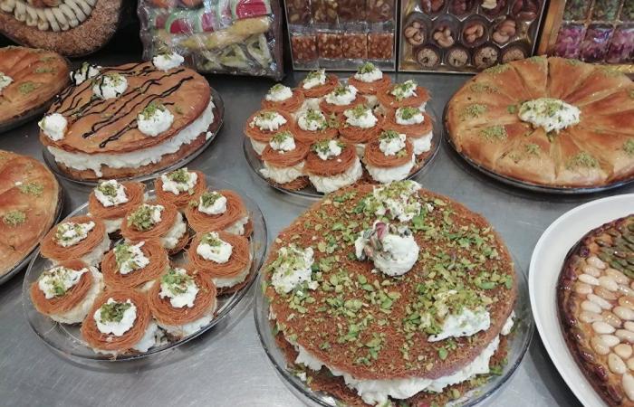 رغم الغلاء والمعارك... حماة تستعد لاستقبال العيد بحلوياتها (فيديو وصور)