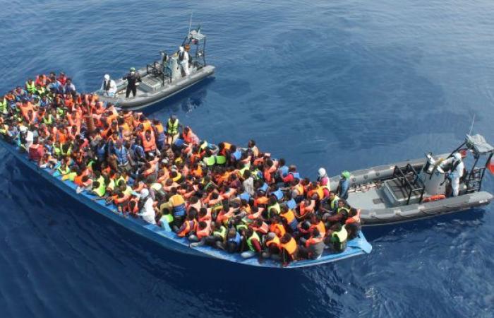 ليبيا... إنقاذ 80 مهاجر غير شرعي بينهم ثلاثة أطفال قبالة السواحل الليبية