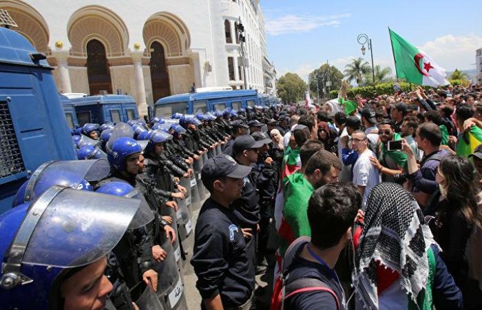 الجزائر... اعتقال عشرات المتظاهرين
