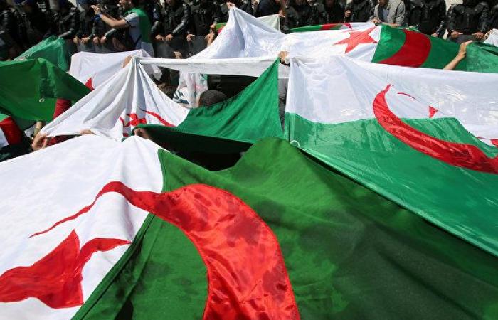 رئيس الدولة الجزائري يؤكد استمراره في منصبه حتى تنظيم انتخابات رئاسية لاحقة
