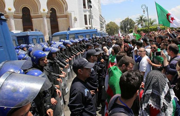 "سلطة وطنية" لتنظيم الانتخابات... هل تحل الأزمة في الجزائر