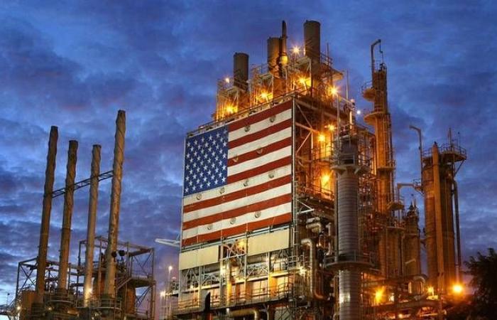 إنتاج النفط الأمريكي يتراجع من مستوى قياسي