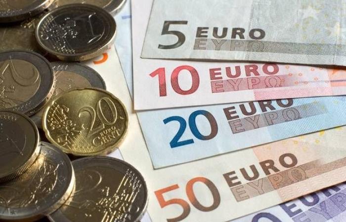 اليورو يهبط لأدنى مستوى في أسبوعين مع قوة الدولار