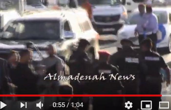 بالفيديو : شرطي يصاب بالاغماء خلال مسيرة السفارة الامريكية