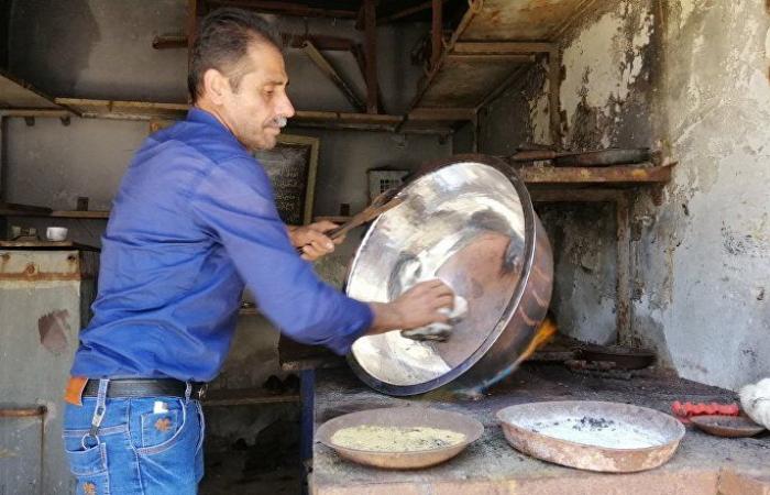 ( مهنة منقرضة تعود للحياة في سوق النحاسين بحلب السورية (فيديو وصور