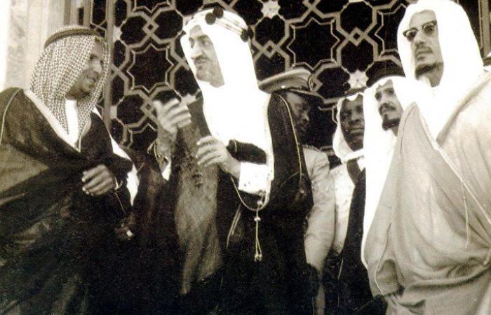 أمير سعودي ينشر فيديو نادر لملوك خلال حدث استثنائي بالمملكة