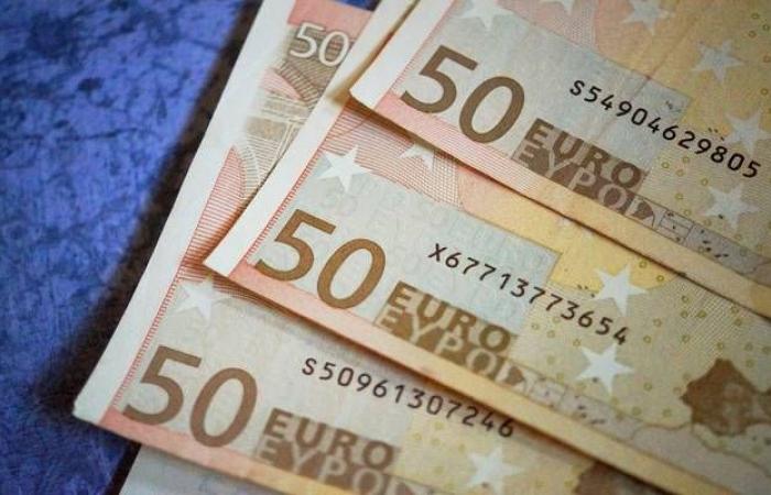 اليورو أدنى 1.12 دولار مع قوة العملة الأمريكية وتطورات اقتصادية
