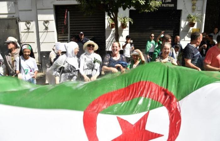 حراك الجزائر.... ضيف غير مألوف يحجز مكانا في احتفال العائلات بعيد الأضحى لهذا العام