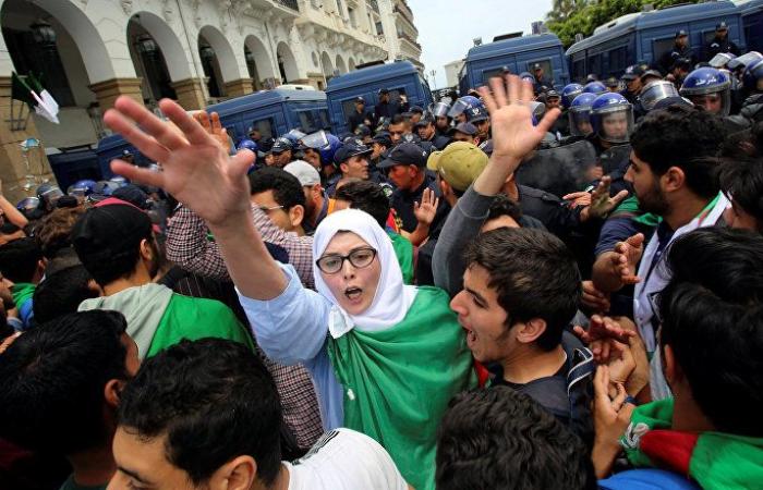 فيديو.. محتجون يقتحمون مقر "لجنة الوساطة الجزائرية" ويرفضون تمثيلها للحراك