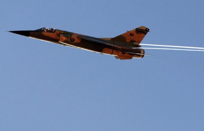 بـ13 غارة جوية... الجيش الليبي يقصف مخزنا للطائرات التركية في مصراتة