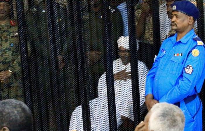 أول صور للرئيس السوداني المعزول عمر البشير من داخل "قفص الاتهام"