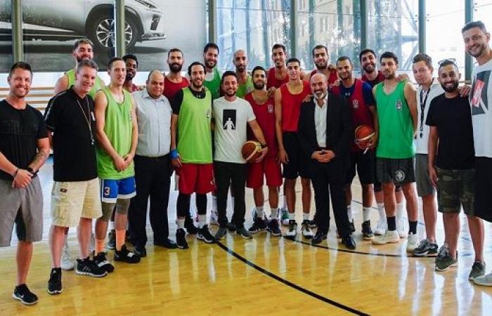 بالفيديو : الامير حسين  يفاجىء الفريق الوطني لكرة السلة
