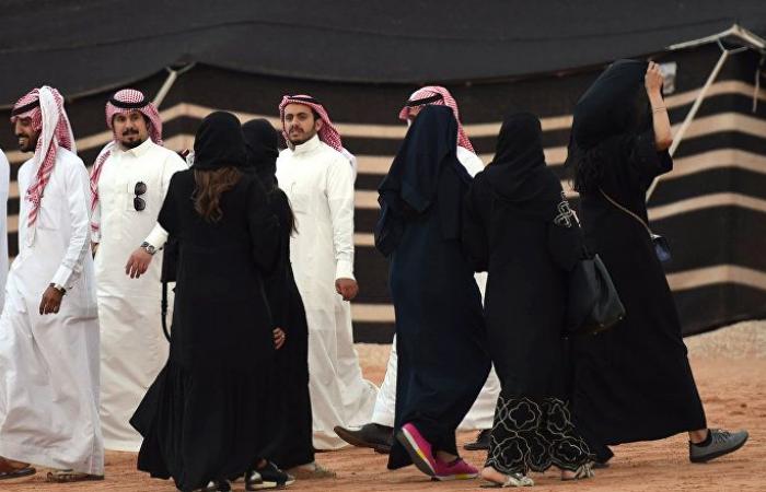 شاهد ما فعلته فتاة سعودية بعدما خلعت العباءة في شوارع الرياض