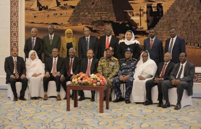 بالصور.. وزراء الحكومة السودانية يؤدون اليمين الدستورية