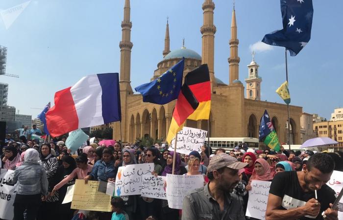 بالفيديو والصور... تظاهرة حاشدة للاجئين الفلسطينيين في بيروت طلبا للجوء إلى الدول الأوروبية