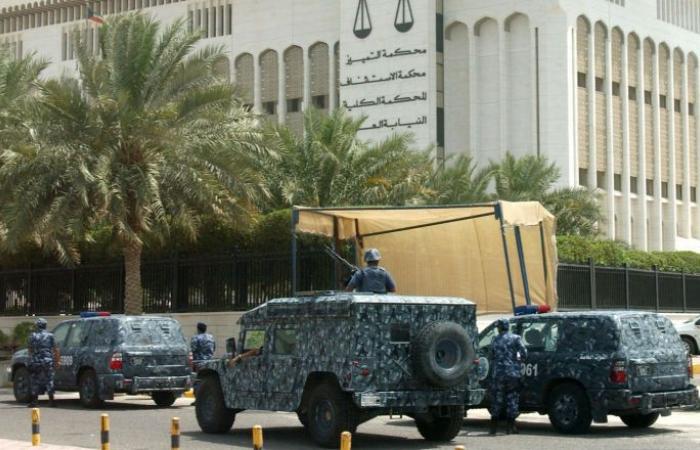 بالفيديو... مطاردة عنيفة لرجل سرق سيارة جيش في الكويت
