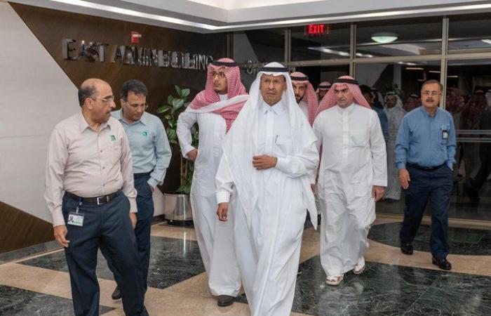 صور.. وزير الطاقة السعودي يتفقد معامل "أرامكو"