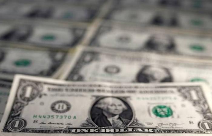 انخفاض الدولار الأمريكي عالمياً قبيل إعلان بيانات اقتصادية