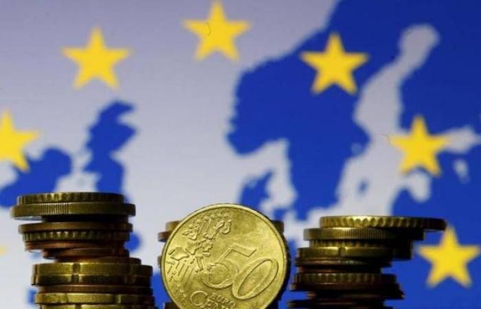 اليورو يتراجع أدنى 1.10 دولار بعد بيانات اقتصادية ضعيفة