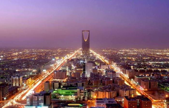 السعوديون يحتفلون باليوم الوطني بالألعاب النارية
