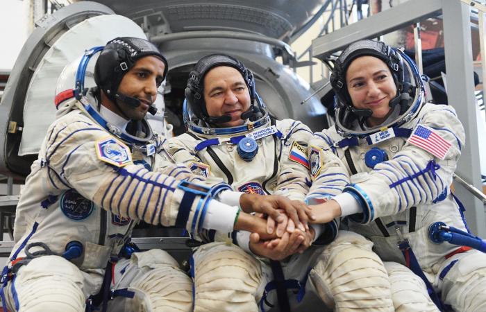 ما النصيحة التي قدمها هزاع المنصوري إلى طلبة الإمارات من الفضاء؟