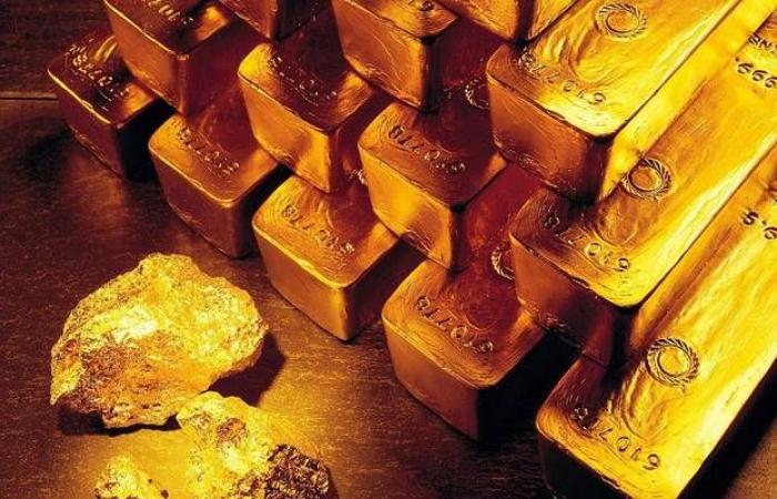 الذهب يتراجع عالمياً ويفقد 6 دولارات مع قوة العملة الأمريكية