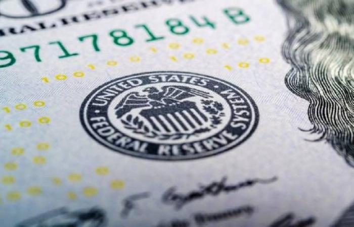 الدولار الأمريكي يرتفع عالمياً مع انتظار مستجدات التجارة والاقتصاد