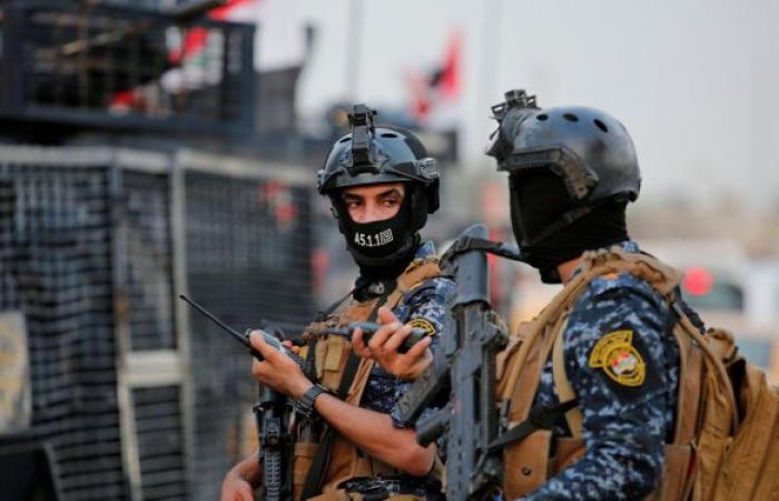 القضاء العراقي يأمر بالقبض على ضابطي شرطة تسببا بمقتل متظاهرين
