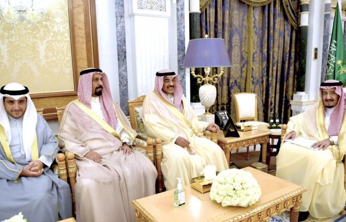 الملك سلمان يتلقى رسالة خطية من أمير الكويت