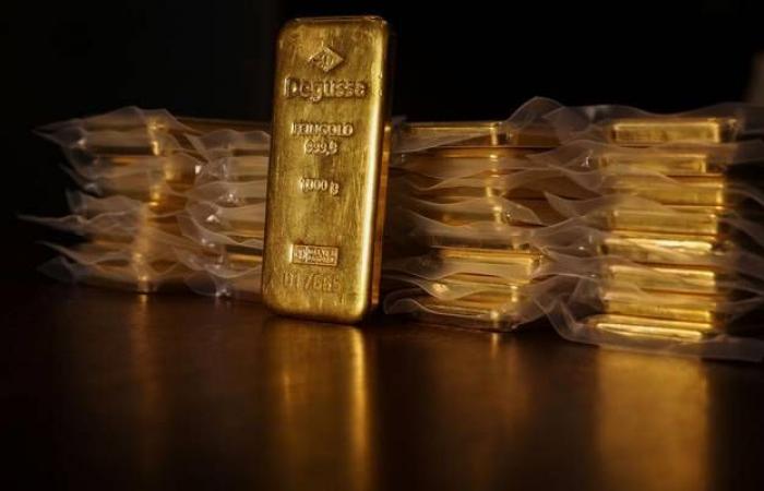 الذهب يرتفع عالمياً لكنه يتجه لأسوأ أداء شهري بـ3 أعوام