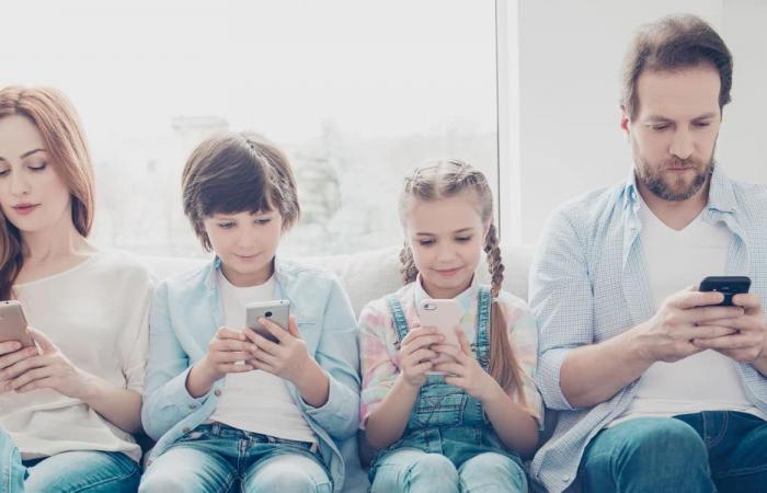 واحد من كل أربعة أطفال مدمن على الهواتف الذكية