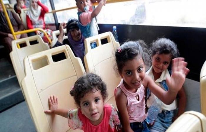 لبنان تعلن إعادة مئات من اللاجئين السوريين "طوعا"