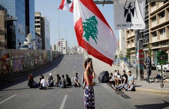 قطع طرقات في لبنان.. كر وفر بين المحتجين والجيش