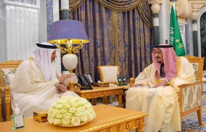 الملك سلمان يستعرض جدول القمة الخليجية مع أمين مجلس التعاون