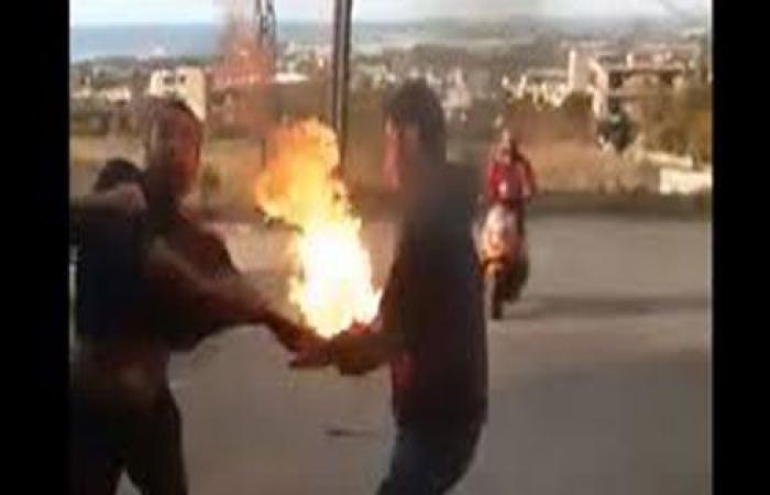 شاهد.. متظاهر لبناني يحاول حرق نفسه في ساحة رياض الصلح