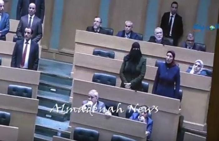بالفيديو : شاهدوا تصويت النواب على رفع الحصانة عن الهواملة