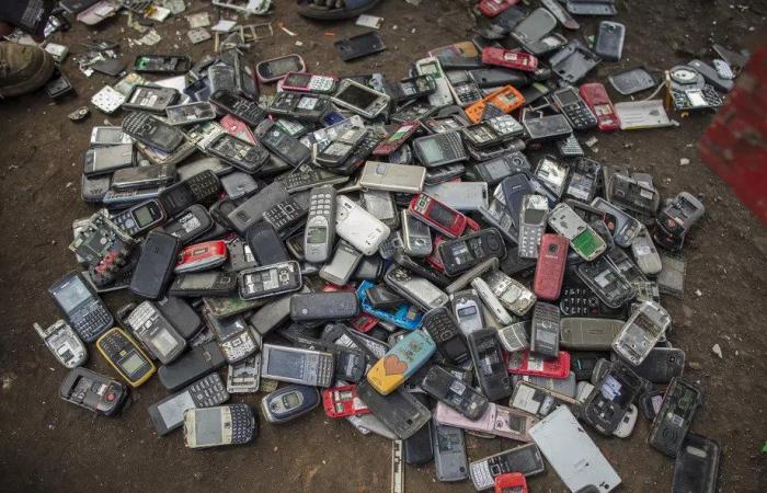 كيف يتم التخلص من النفايات الإلكترونية وما ضررها على البيئة؟