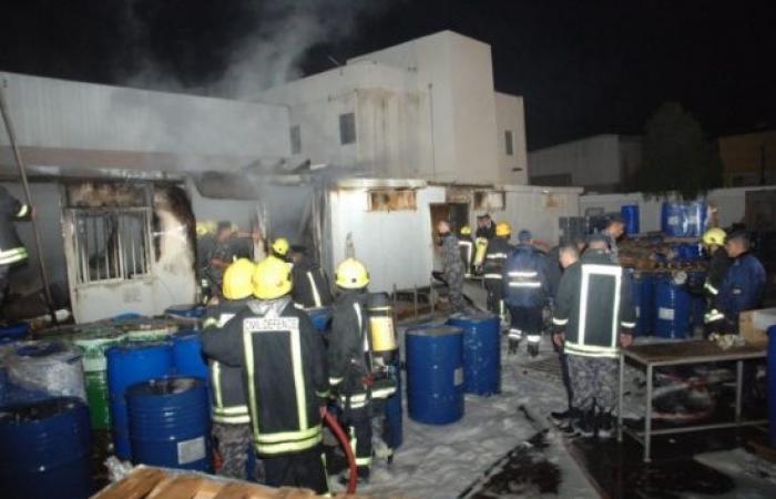 إخماد حريق كرافان تابع لأحد المصانع في اربد- صور