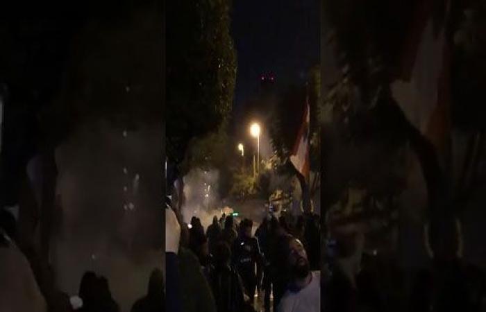 بالفيديو : اشتباكات بين قوات الأمن ومحتجين أمام مصرف لبنان ببيروت