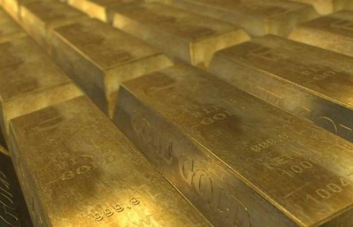 الذهب يرتفع عالمياً لكنه يتجه لأسوأ أداء أسبوعي في شهرين