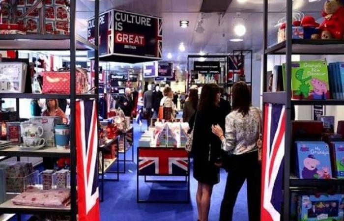 تراجع مبيعات التجزئة في المملكة المتحدة بأكثر من التوقعات