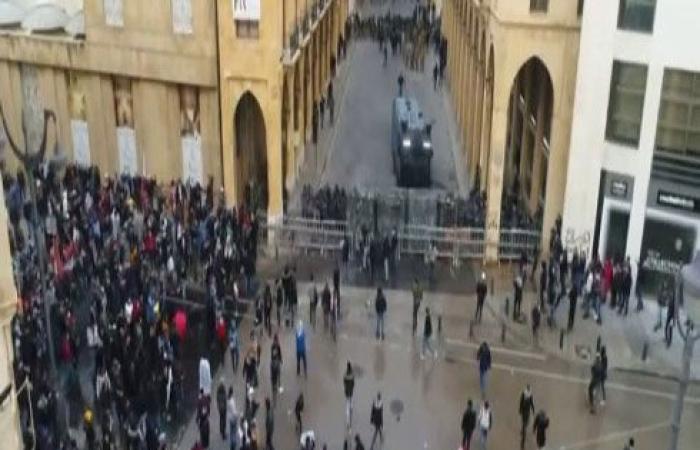 بالفيديو : اشتباكات بين قوات الأمن والمتظاهرين بمحيط البرلمان اللبناني