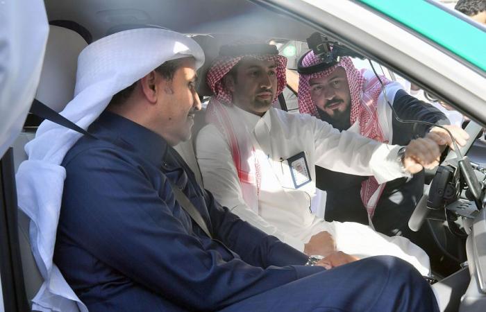 بالصور.. وزير النقل السعودي يدشن سيارات الأجرة بهويتها الجديدة