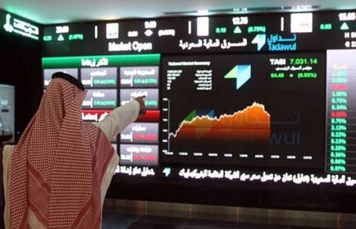 السوق السعودي يتراجع للجلسة الثالثة وسط ارتفاع بالسيولة