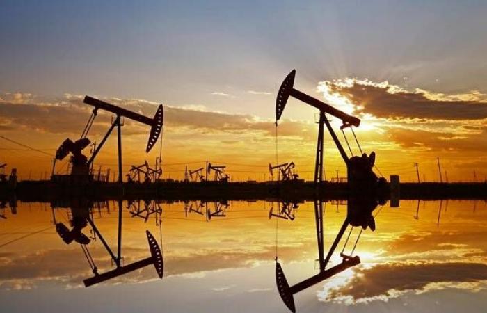 محدث..النفط يتراجع لأدنى مستوى منذ أكتوبر مسجلاً خسائر أسبوعية 7%