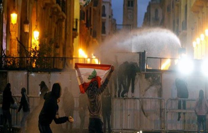 بالفيديو : إصابة عدد من عناصر الشرطة خلال مواجهات مع المحتجين في بيروت