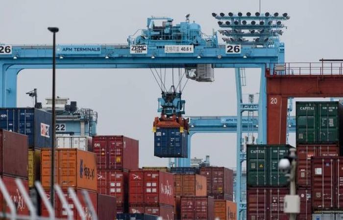اليابان تسجل عجزاً تجارياً للشهر الثالث مع هبوط الصادرات