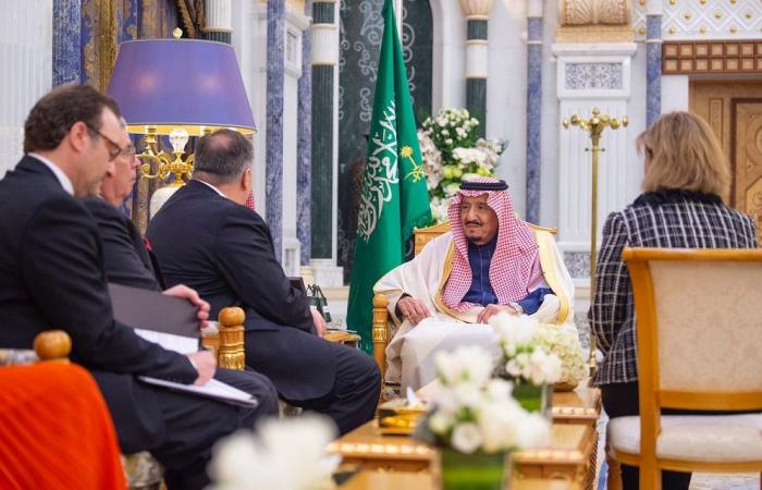 الملك سلمان يبحث القضايا الإقليمية والدولية مع وزير الخارجية الأمريكي